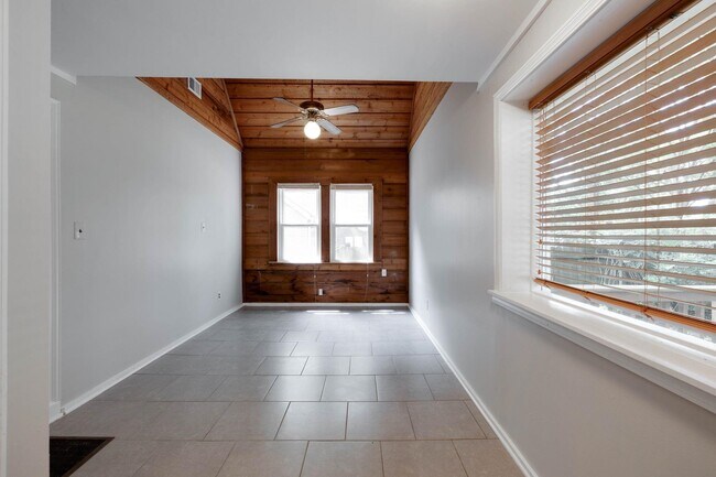 Building Photo - 519 S Reese St