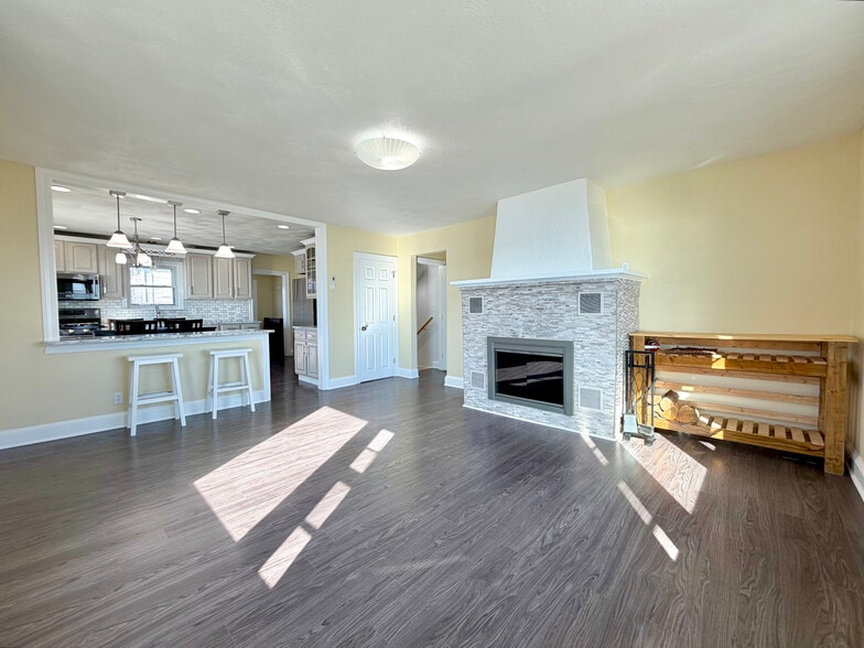 Building Photo - 36 Annavoy St