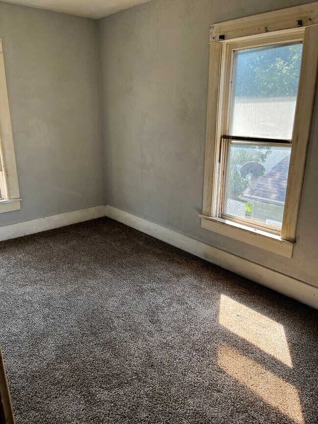 Building Photo - Spacious 3 bedroom $800 per month
