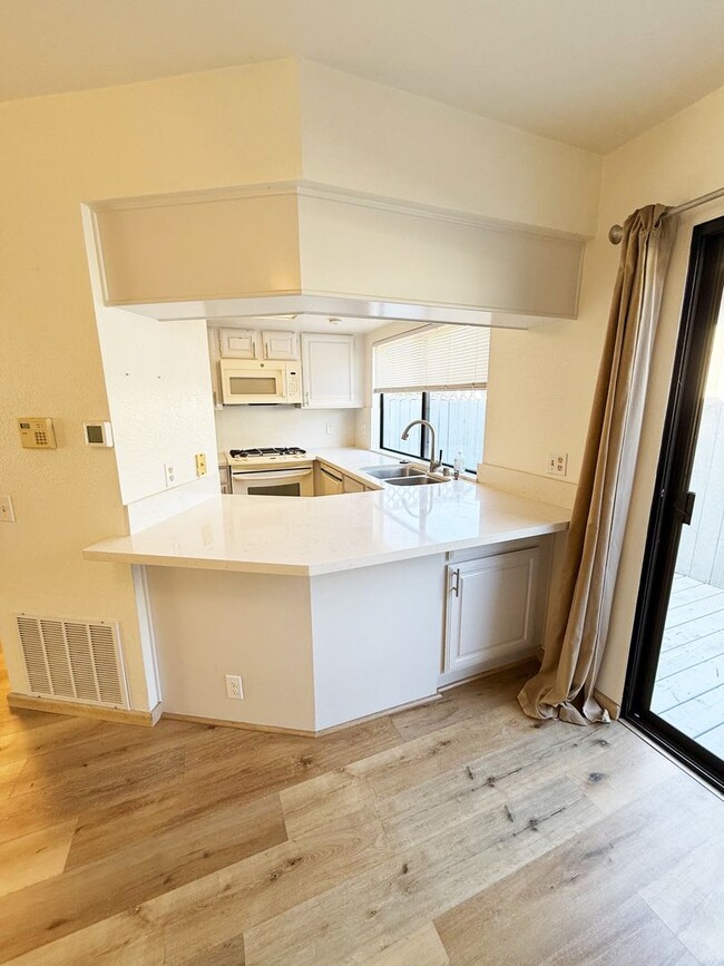 Building Photo - 2 Bed/2.5 Bath Upgraded Townhome in Pacifi...