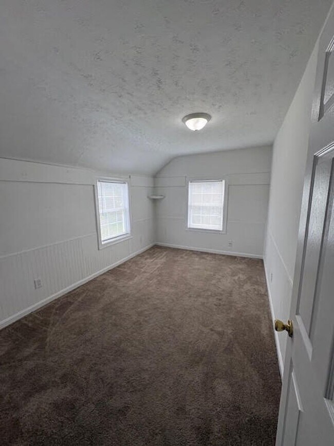 Building Photo - Three Bedroom 1.5 Bathroom House