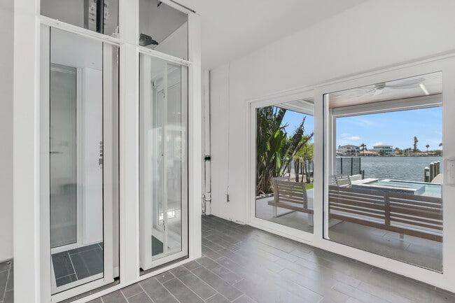 Building Photo - 905 Bay Point Dr