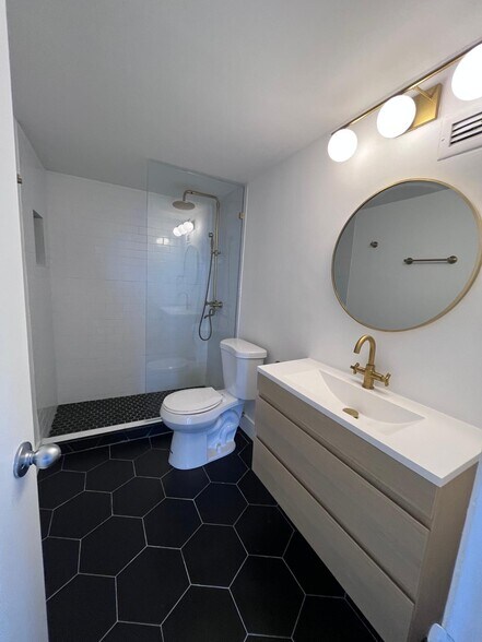 Building Photo - 9800 W Bay Harbor Dr