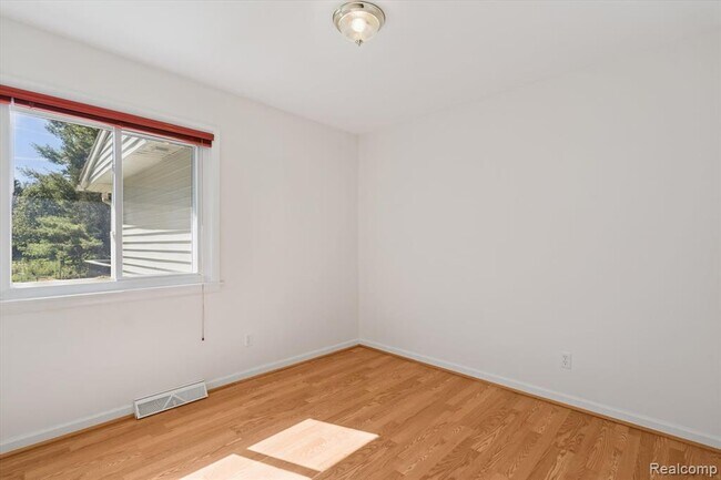 Building Photo - 2860 E Coon Lake Rd