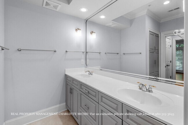 Building Photo - 529 Queens Rd