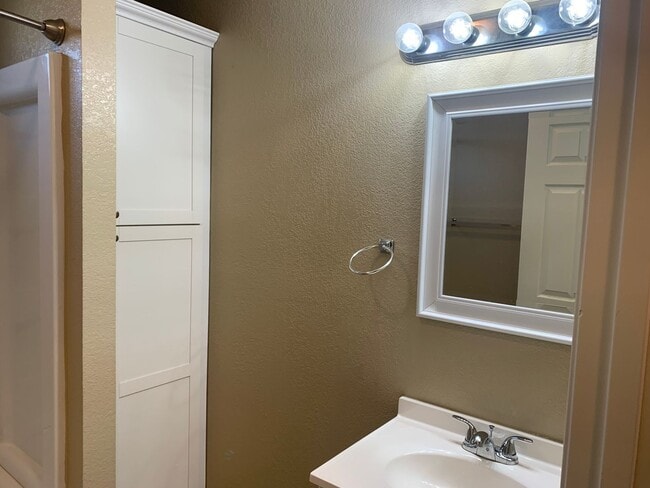 Building Photo - Remodeled 2 Bedroom 2 Bath in Great Location!