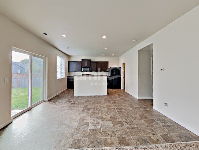 Building Photo - 1760 Chinook Ave