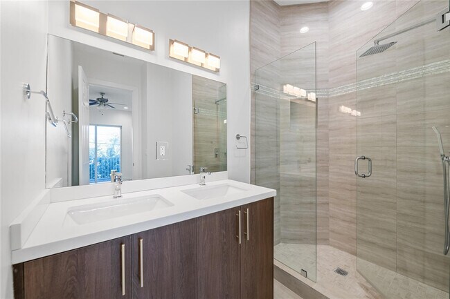 Building Photo - 324 SW 14th Ct