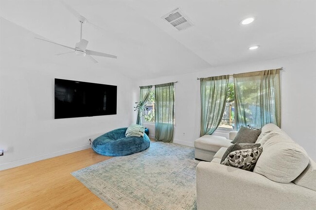 Building Photo - 722 Decker Prairie Dr