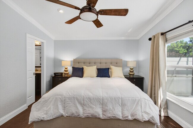 Building Photo - 7076 Middlebury Dr