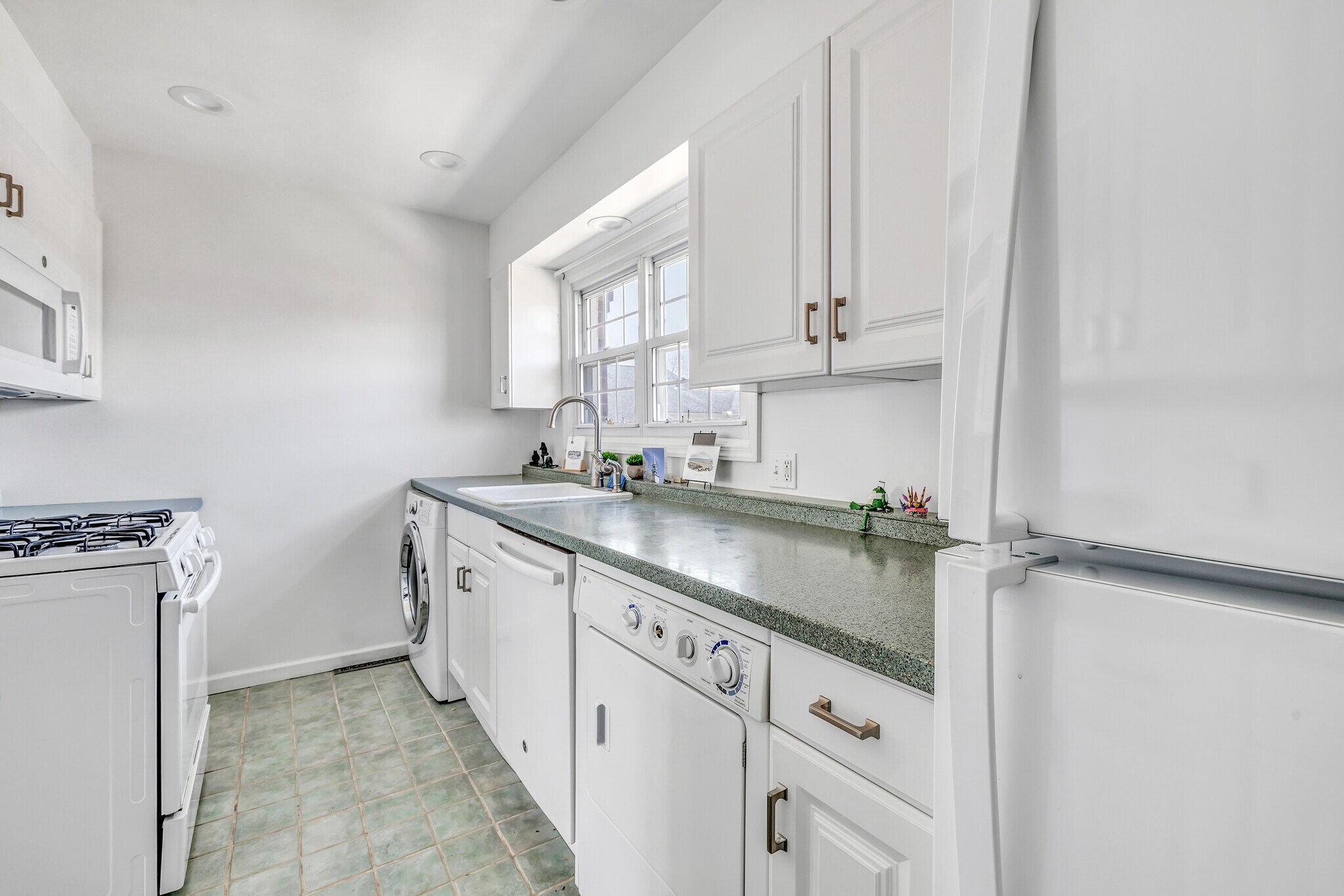 Building Photo - 245 Unquowa Rd