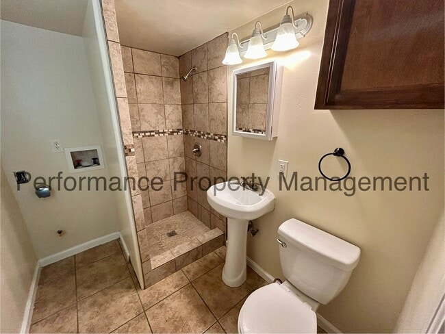 Building Photo - Charming 3 Bed/2 Bath Home w/ Large Yard