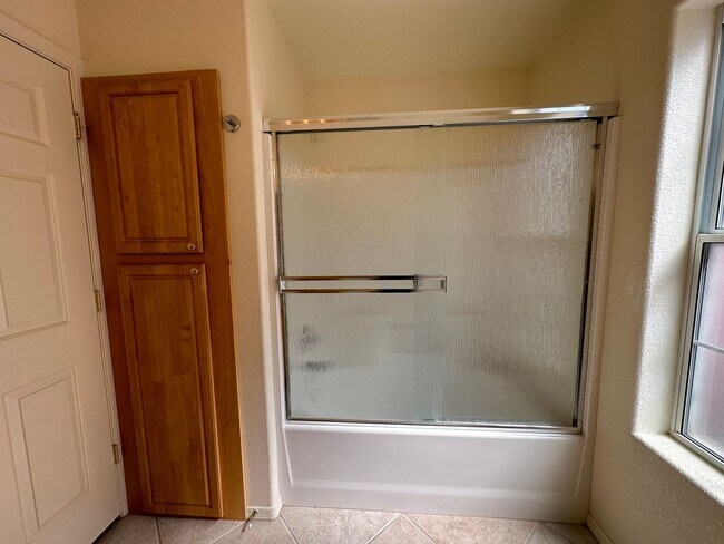 Building Photo - Beautiful 3 Bed / 2 Bath Home Backing to Cerbat Cliffs Golf Course!