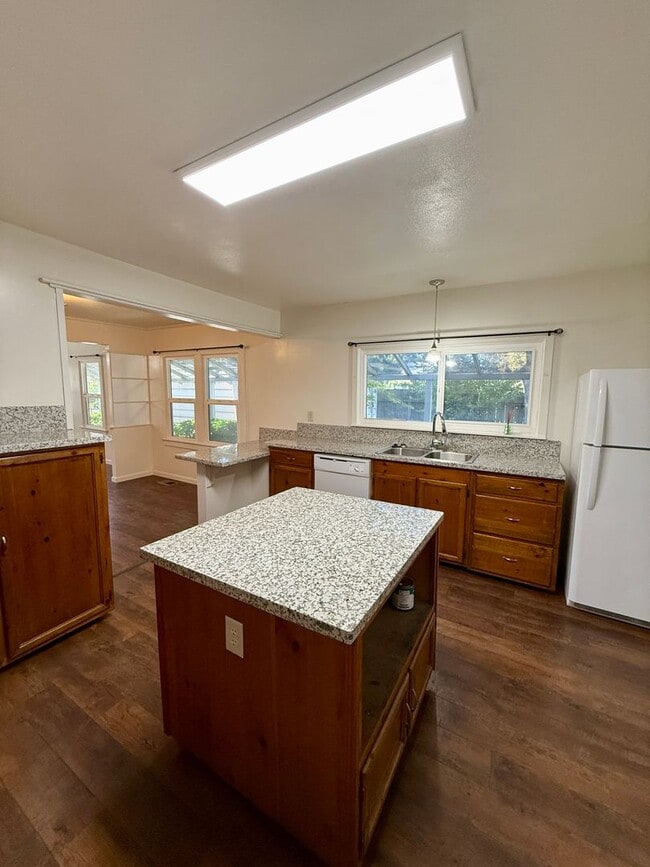 Building Photo - 3 Bedroom 1 Bath House!