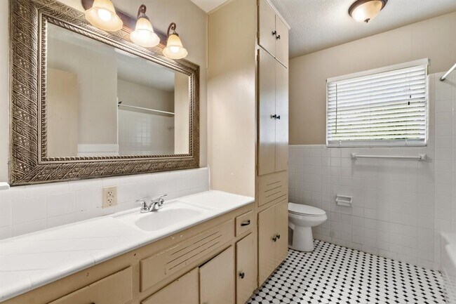 Building Photo - 2414 Havenside Dr