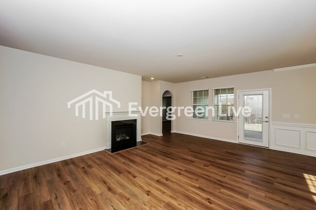 Building Photo - 6460 Fairfax Ct