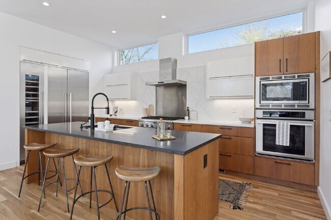 Building Photo - Spacious 5-Bed / 4-Bath home in LoHi for rent