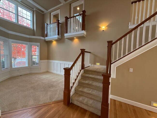 Building Photo - Stunning large 3 bedroom plus bonus rooms ...