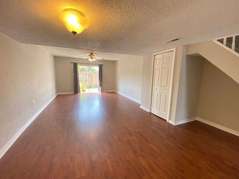Building Photo - Beautiful 2/1.5 Condo in Orlando! New Carpet!