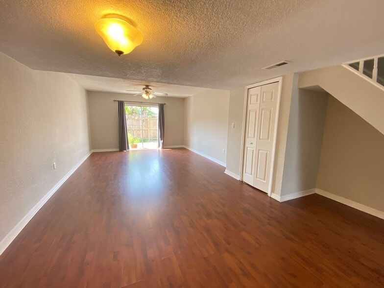 Building Photo - First months rent Half off! Beautiful 2/1.5 Condo in Orlando! New Carpet!