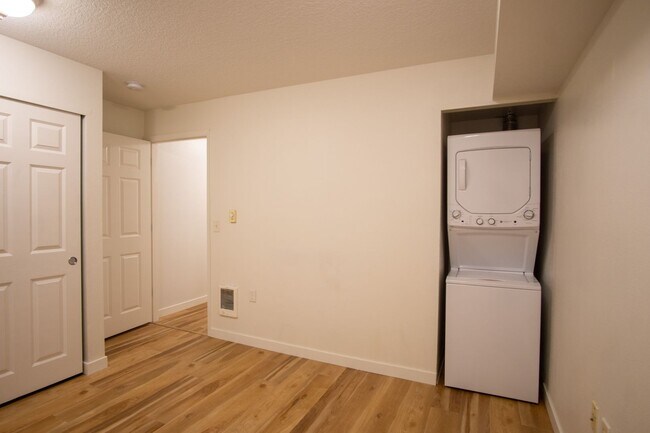 Building Photo - Renovated St Johns-1Bdr w/Modern Appliances + Washer/Dryer!