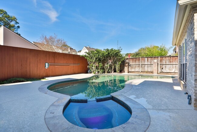 Building Photo - 722 Crossroads Dr