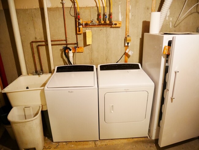 Building Photo - Spacious 2-Bedroom Townhome with Finished Basement & Prime Location