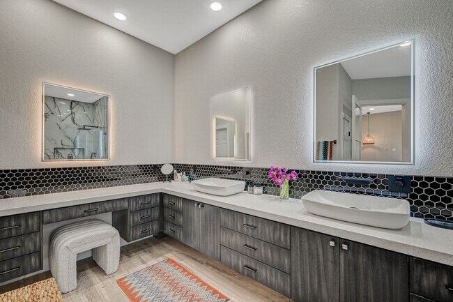 Building Photo - 4 Bedroom Contemporary Furnished-Renovated...