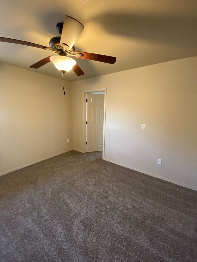 Building Photo - spacious 4 bedroom home in legends west