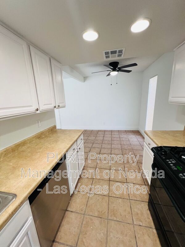 Building Photo - 1405 E Vegas Valley Dr