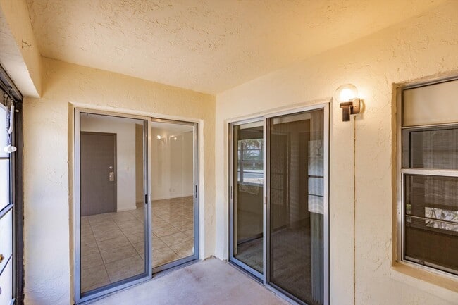Building Photo - 5029 Rose Hill Dr