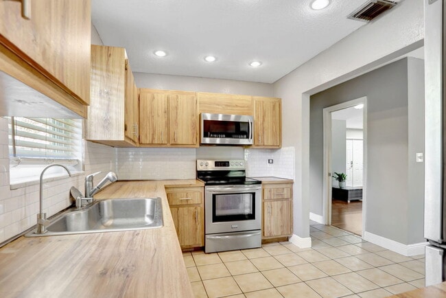 Building Photo - 9062 NW 20th Manor