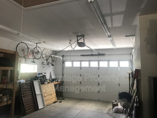 Building Photo - 615 SE Atwood Ave