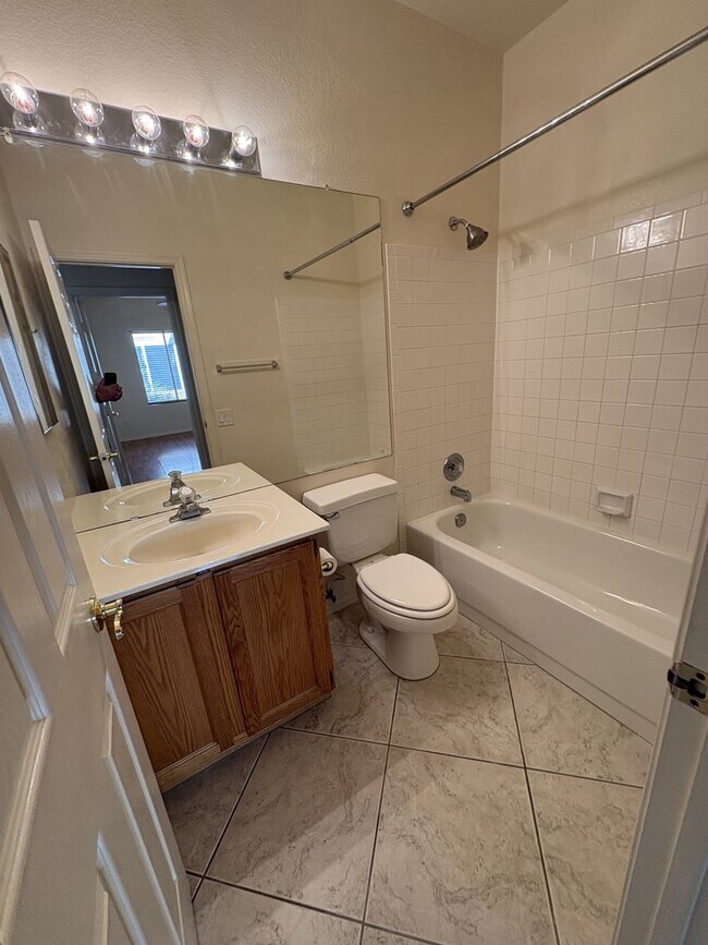 Building Photo - Great eastside location pet friendly