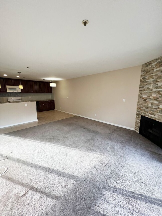 Building Photo - 2 Bed/2 Bath Upgraded Condo in Presidio Pl...