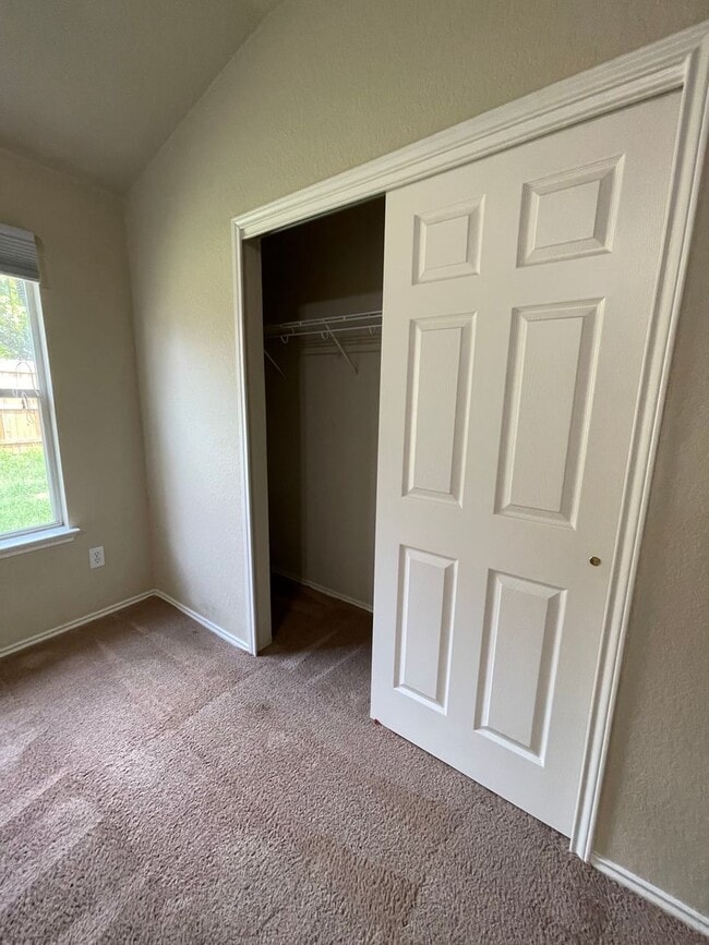 Building Photo - NEW ON MARKET