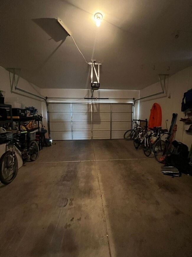 Building Photo - ABSOLUTELY AMAZING! Large 4 bedroom 2 stor...