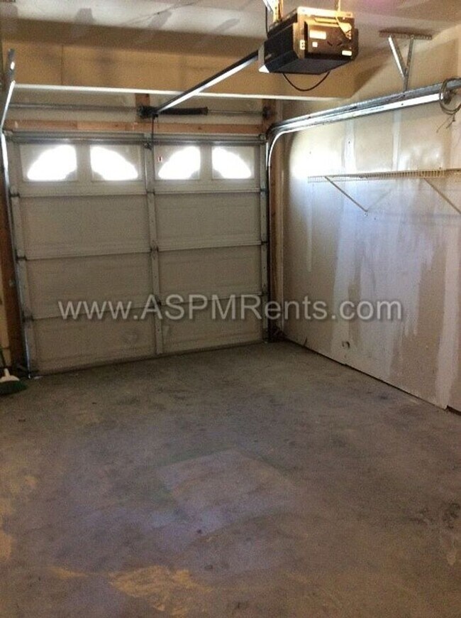 Building Photo - W Jordan Nice 3 Bed 2 Bath Townhome with pool