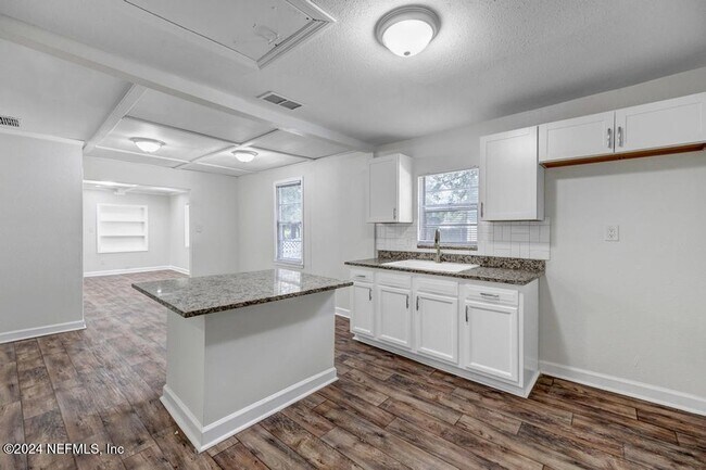 Building Photo - 5905 Diamond St
