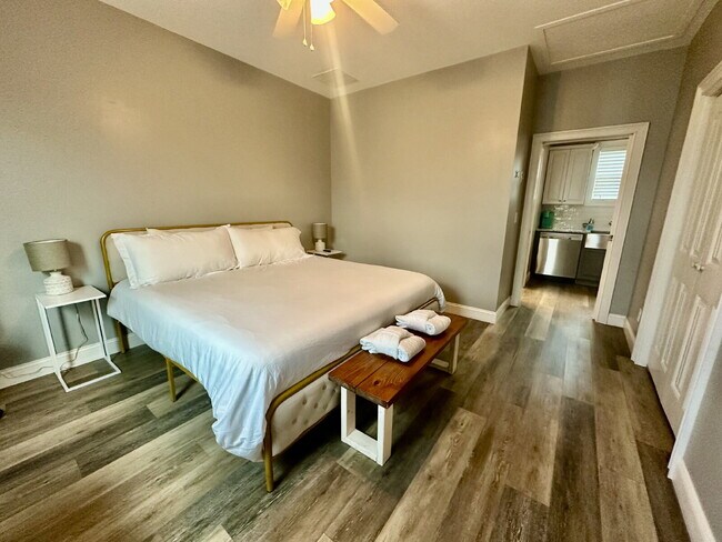 Building Photo - One Bedroom Furnished Garage Apartment in Bluffton Park!