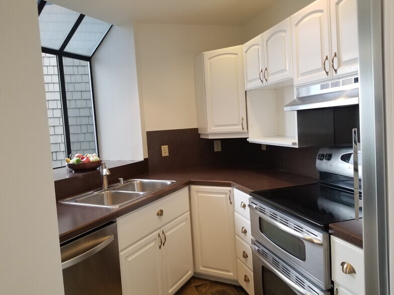 Kitchen - 1931 Broadway E
