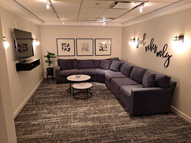 Building Photo - 30 E Huron St