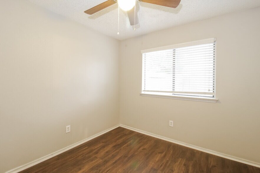 Building Photo - 1345 Jasmine Dr