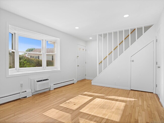 Building Photo - 240 Sunnyridge Ave