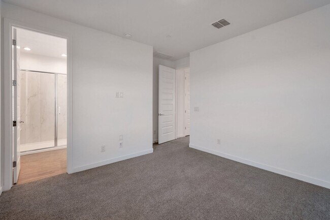 Building Photo - Like New luxurious Model Home with 2 Maste...