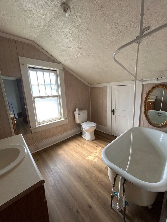 Building Photo - 2923 Melrose Ave NW