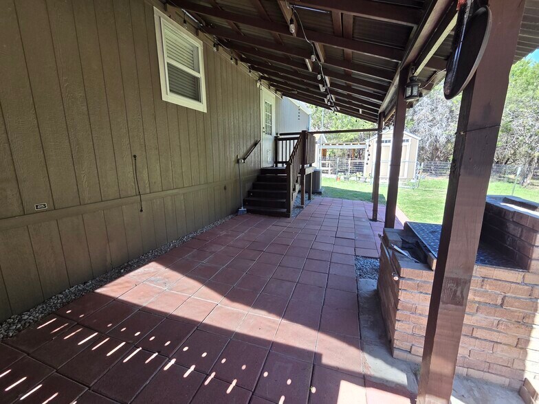 Building Photo - 2409 Creekview Dr