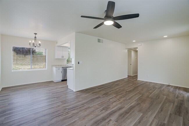 Building Photo - 2 bedroom, 2 bath condo near the airport