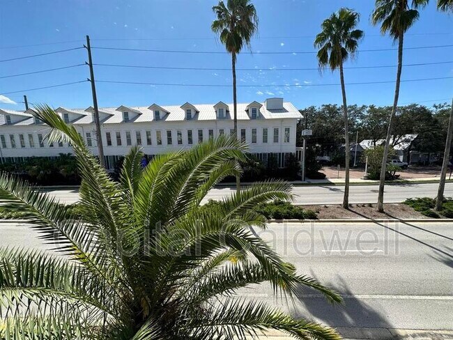 Building Photo - 1810 E Palm Ave