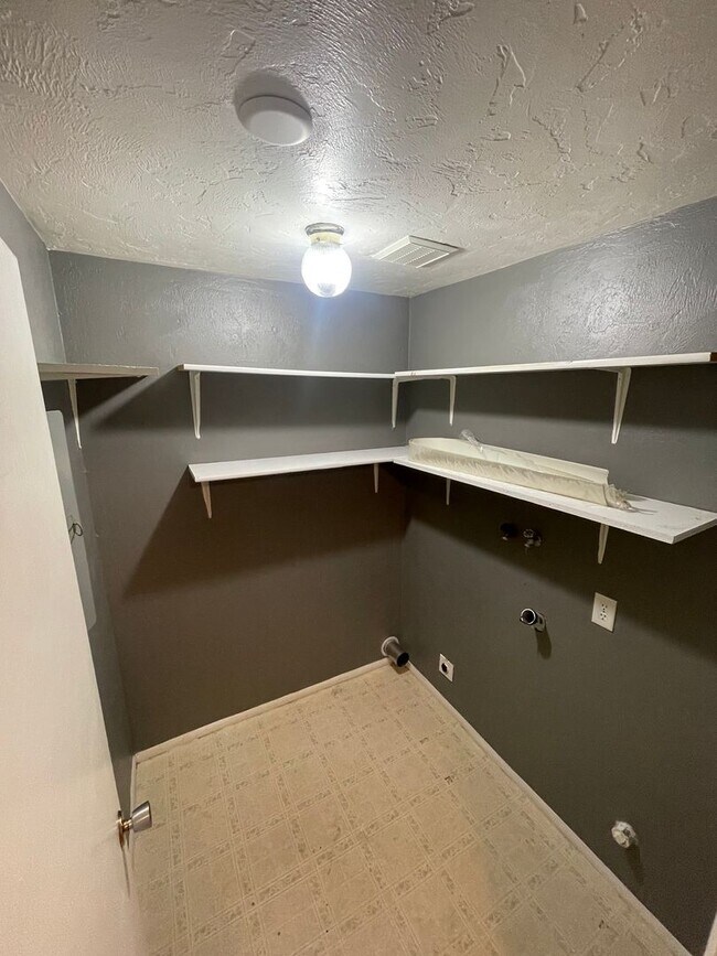 Building Photo - Pet Friendly 2 Bedroom in Lebanon!